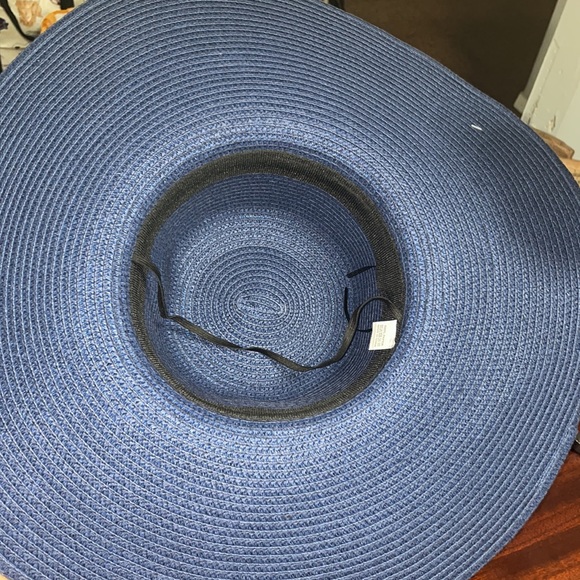 Beautiful blue hat 👒 summer vibes - Picture 4 of 4